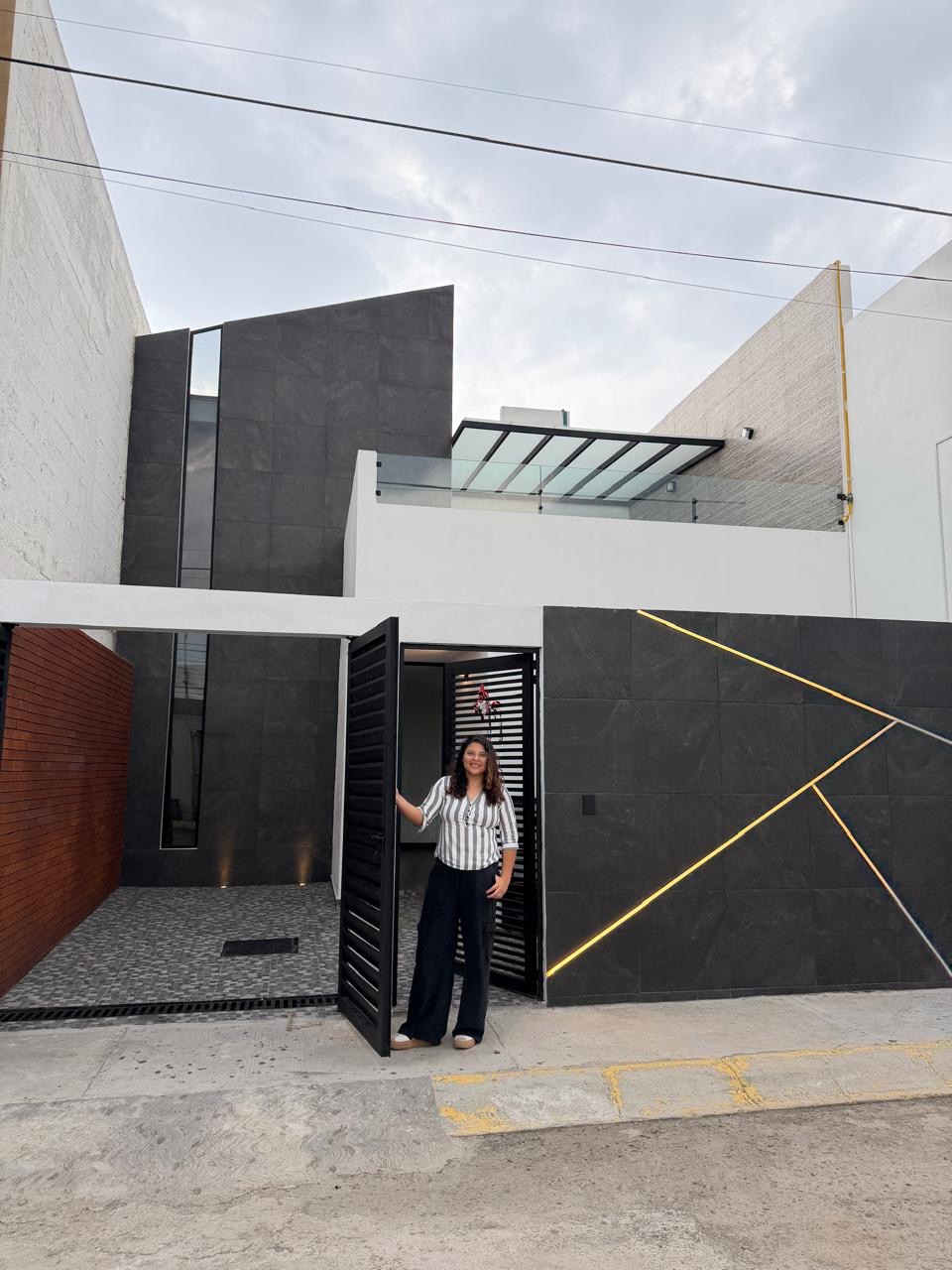 Una de las arquitectas de Estudio Trece frente al acceso de Casa Maestra